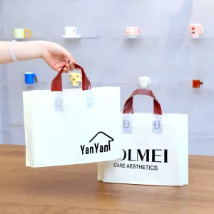 1pcs MOQ Durable PE Recyclable Frosted Plastic Pouches with Custom Logo Die Cut Handle for T shirt Clothing Boutique Shops