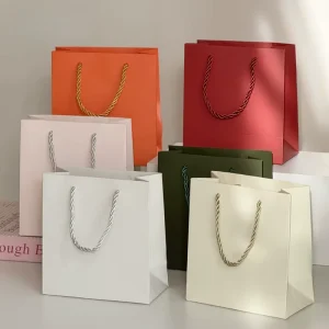 Custom Eco Friendly Recycled Paperboard Gift Bag Twisted Rope Handle Matte Lamination Durable Packaging for Retail Candle Craft