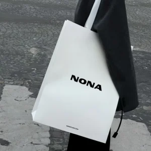 Custom Large Vertical White Paper Shopping Bag Brand Logo Printed Ribbon Handle Luxury Apparel Boutique Gift Packaging Paper Bag