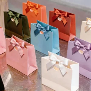 Custom Logo Printed Luxury Recyclable Art Paper Jewelry Clothing Packaging Gift Bags Cotton Rope Ribbon Handles Silk Screen