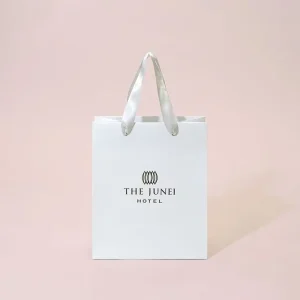 Custom Logo White Paper Gift Bag White Satin Ribbon Handle Luxury Packaging Bag for Hotel Resort Hospitality Welcome Gift