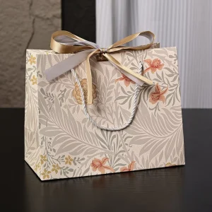 Custom Printed Logo Luxury White Card Paper Bags Retail Boutique Ribbon Handle Art Gift Bags for Clothing Cosmetics Packaging
