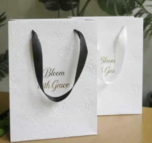 Custom White Paper Bag with Hot Stamping Spot UV Finish ODM OEM for Luxury Brand Packaging