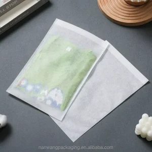 Eco Friendly Flat Non Woven Lightweight Dustproof Packaging Bag 35gsm Custom Logo Apparel Inner Bag for Socks Fur Clothing