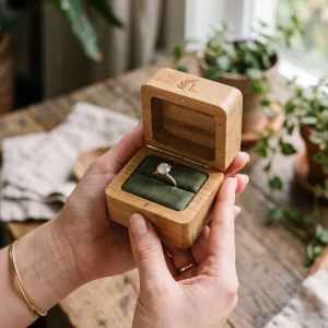 Eco-Friendly Velvet Slot Engagement Ring Holder Bamboo Ring Box Wedding Ring Storage Box with Magnetic Lid for Jewelry Display