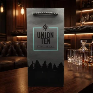 Eco friendly Wine Whiskey Paper Gift Bag Custom Logo Embossing UV Coating Small Luxury Jewelry Makeup Gift Packaging Bags