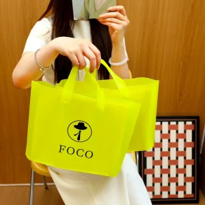 Independent Boutique Apparel Packaging Plastic Carrier Bags No Minimum Elegant Die Cut Handle Custom Logo