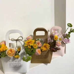Luxury Recyclable Kraft Paperboard Flower Bag with Silk Screen Printed Customized Handle Gift Box for Teachers Day
