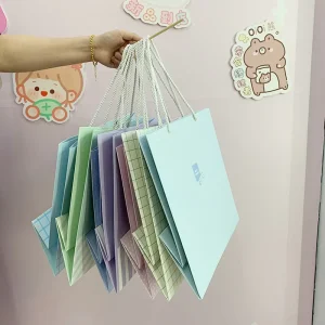 New Ready Stock Paper Bags Custom Logo Print Wide Base Black Kraft Hand Totes White Card Gift Packaging Bags for Takeaway