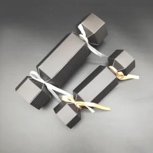 Stylish Eco-Friendly Matte Lamination Gold Foil Stamping Paper Cracker Box for Christmas Candy-Shaped Retail Gift Packaging